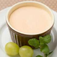 出来上がるまでに1時間以上かかるため、あまり数量を増やすことができません。そのため営業時間内にも関わらず、売切れてしまうことも。卵の風味も感じられる滑らかでクリーミーな美味しさを、ぜひご堪能ください。