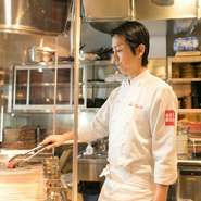 押しつけではなく、お客様が望むサービスを提供できるように、目配り、気配りを大切にしています。美味しい料理とお酒、そして気兼ねなく食事の時間を楽しんでいただけるように…。心を込めて料理をつくります。