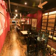 店内は1階と2階に分かれており、カウンター席から個室まで、様々なタイプのテーブル席を用意しています。おひとり様から団体様まで、お客様のニーズに合わせてご利用いただけます。