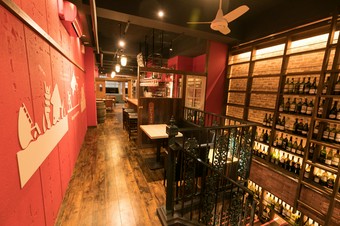 1階はカジュアルに。2階には個室もご用意しております