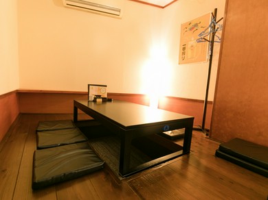 掘りごたつの半個室で、ゆったりとした時間を過ごせる