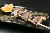 徳島産「しいたけ侍」を使用。旨み濃く香りが強い肉厚でジューシーな味わいを土佐備長炭焼の串焼きで堪能できます。