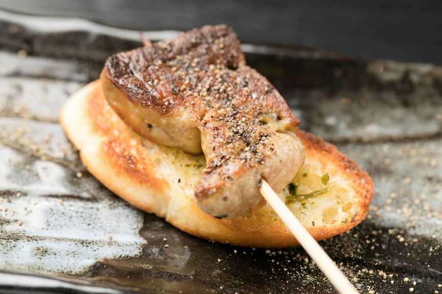 フォアグラ串 ガーリックバターバゲット添え