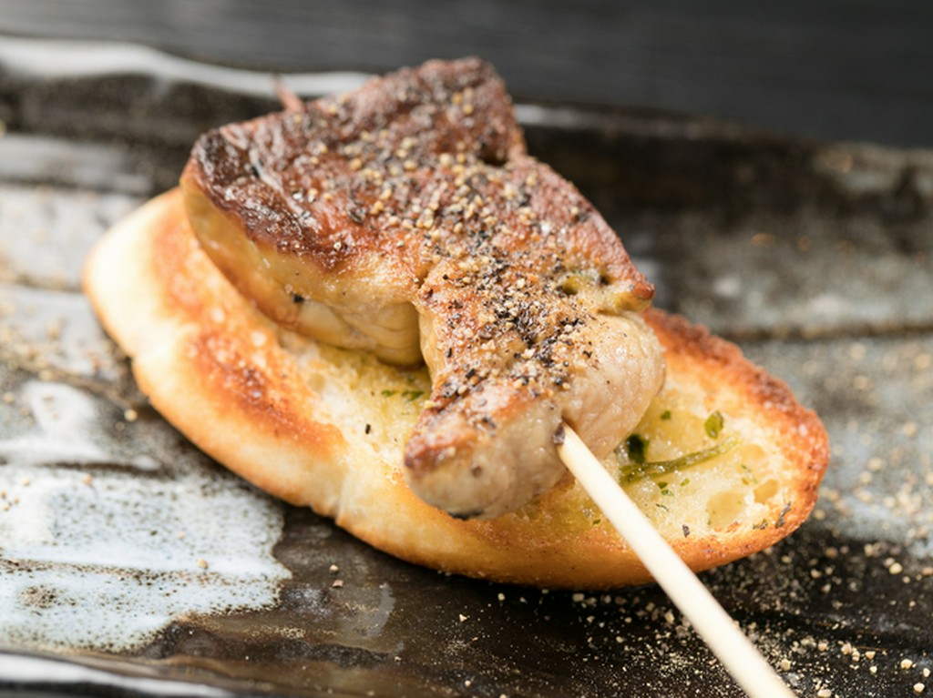 フォアグラ串　ガーリックバターバゲット添え