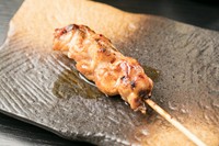 ほど良い弾力と濃厚な鶏の味を楽しめる串焼きです。