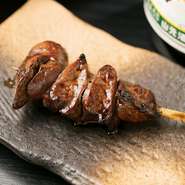 徳島県産の銘柄「阿波どり」を使用しています。脂のりがよく柔らかな肉質なので、とても旨みが強く食べやすい鶏肉です。新鮮な朝〆だからこそ、臭みがなくふっくらとジューシーな味わいです。