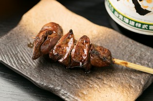 朝〆の新鮮な「阿波どり」を、店内で1本1本丁寧に串打ち