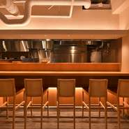 料理が出来上がるまでの時間をゆったりと過ごす場所でもあり、スタッフと会話を楽しむ場所でもあるカウンター席。調理中の香りや音に包まれて、居心地の良いひとときが過ごせることは、間違いありません。