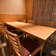 ベーシックカラーで統一された店内は、接待や商談、さらには軽めの会食にもぜひ。厳選日本酒のみならず、ジャパニーズワインのみを扱うという店舗のこだわりは、できるビジネスマンなら知っておくべきかも。