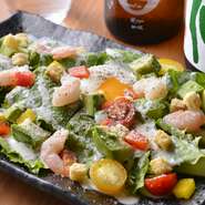 アボガド、海老を使用した贅沢シーザーサラダ。