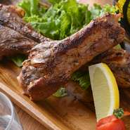 ガッツリ食事をしたい時には、とっておきの一品！　表面を香ばしく焼き上げ、自家製ダレをじっくりと染み込ませています。お腹がすくと食べたくなる、絶品肉料理。