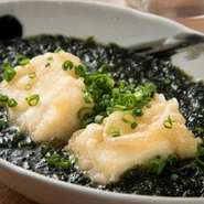 出汁の中には、たっぷりのあおさ海苔。黒く見える出汁で視角的に驚かされる面白さと、予想以上の美味しさに出合える喜び。口の中一杯に、磯の香りが広がっていきます。