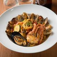 トマトソース、クリームソース、ペペロンチーノの3種のうちどれか1種をご用意。本日のソースはスタッフまで。