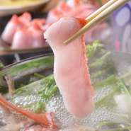 シンプルな料理なので、金目鯛の素材を活かせるようなタレづくりにこだわりました。すっきりとして口当たりの良いタレは、脂ののった金目鯛の身の美味しさをさらに引き立たせてくれます。日本酒に良く合います。