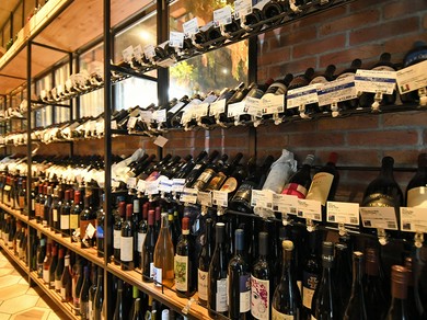 ソムリエが厳選した、400種類以上そろった世界中のワインは圧巻