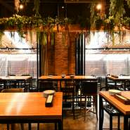 植物から癒しを得られそうな店内で、ゆったりくつろげます。カジュアルな笑顔のおもてなしで、気分よく美味しい料理とワインに酔いしれます。ワイン好きなスタッフが多いので、おすすめに委ねるのも楽しそうです。