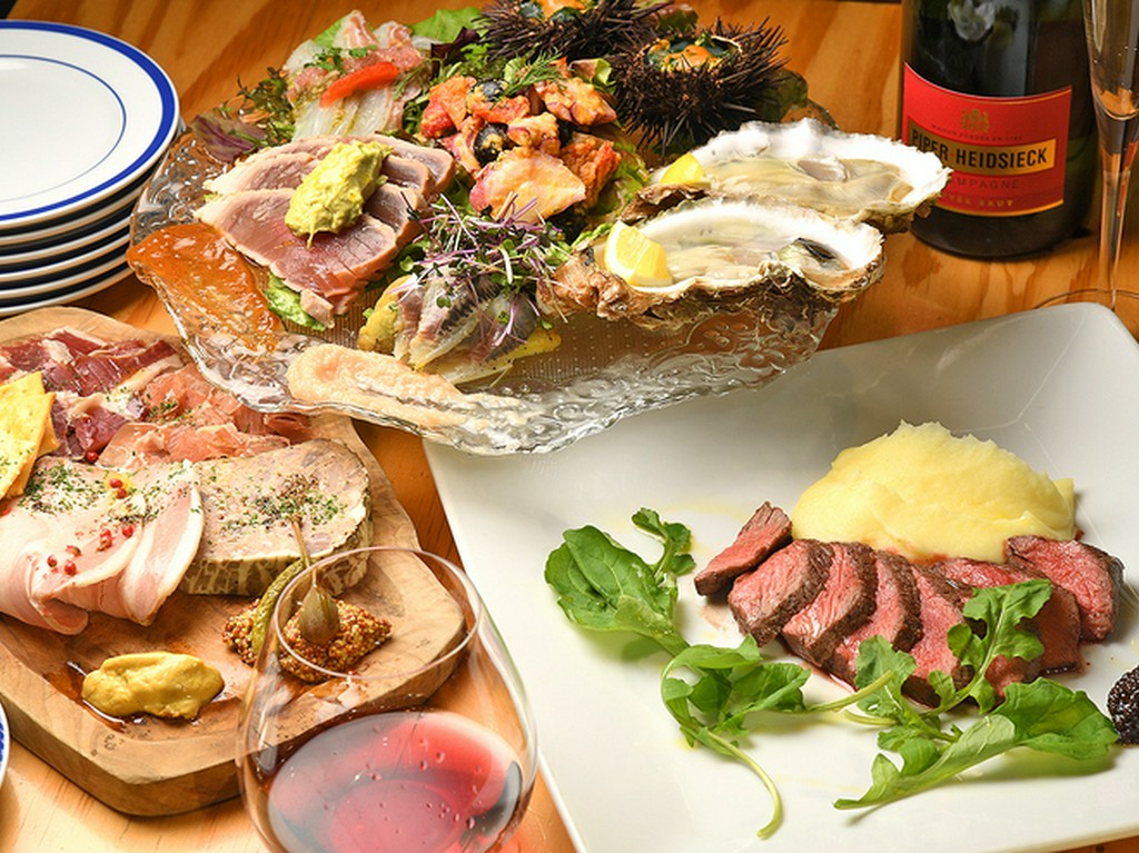 多彩な料理を味わえるシェアコースが人気。飲み放題オプションも
