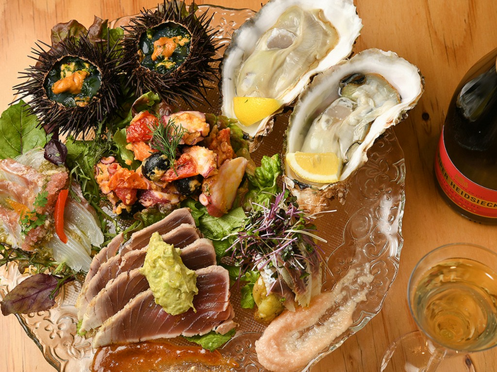 旬の海の幸を堪能する『魚介と冷前菜の盛り合わせ』
