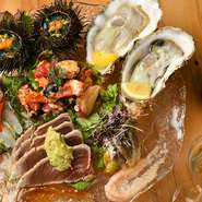 本日の生牡蠣、タコとセミドライトマトのマリネ、ウニと岩のりのゼリー、マグロのレアグリル　ワカモレとニュクマム、本日の鮮魚のカルパッチョ、イワシと焼き茄子のマリネを涼しげなお皿で。旬の海鮮は格別です。