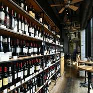 400種類以上の世界各地のワインを1本820円から購入できます。店内に持ち込んでそのまま楽しめます。（持ち込み料600円／1本）