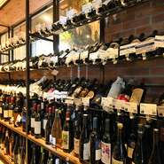 カジュアルに飲める物からレアワインまで、幅広い種類のワインをそろえました。飲み口だけでなく産地やブドウ品種、醸造方法や生産者の想いも交えながら、お料理に合うワインをご案内いたします。