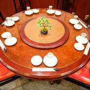 老若男女問わず、幅広い年代から愛される中華は、家族での食事にもぴったり。チャイルドシートや円卓テーブルもあり、一つのテーブルを囲んでおしゃべりしながら食事をしたいファミリーでの集まりにも適しています。