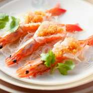 臭みのない、海老本来の旨味と甘みが堪能でき、生で食べられるほど新鮮な、高級食材の天使海老を使用した一品です。ニンニクが後味を残さず、さっぱりとした味わいが楽しめます。