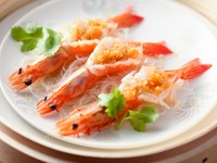 蒸されたニンニクの良い香りが食欲をそそる『天使海老と春雨のニンニク蒸し』