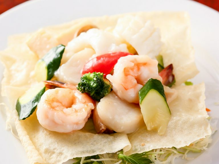 旬の国産野菜と、ぷりっとした食感の海老などを使用した『海鮮三種と野菜のあっさり炒め』