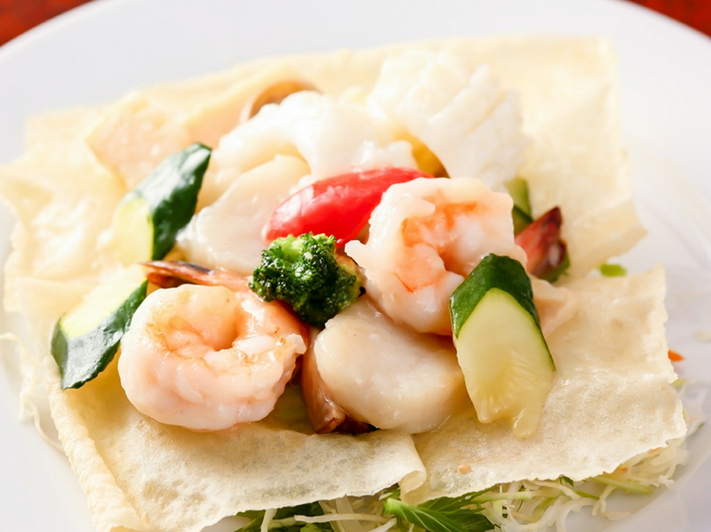 旬の国産野菜と、ぷりっとした食感の海老などを使用した『海鮮三種と野菜のあっさり炒め』