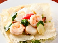 旬の国産野菜と、ぷりっとした食感の海老などを使用した『海鮮三種と野菜のあっさり炒め』