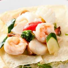 旬の国産野菜と、ぷりっとした食感の海老などを使用した『海鮮三種と野菜のあっさり炒め』