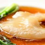 仙台のヨシキリ鮫の分厚いフカヒレを使用。オイスターソースでじっくり煮込まれたフカヒレは、コラーゲンたっぷりで食べ応え十分です。サイズは、小・中・大の三種から選べます。