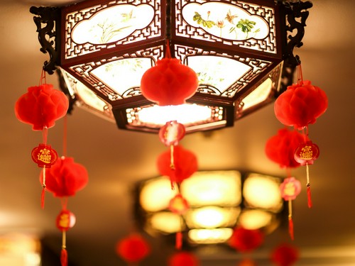 店内には赤がアクセントのインテリアが飾られ、オシャレな雰囲気