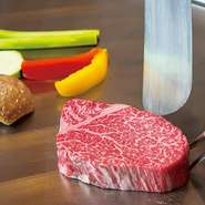 鉄板焼の醍醐味。臨場感ある席で舌鼓を打つ。