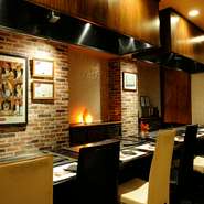 赤・白とも、黒毛和牛や高級海鮮に合う味を取り揃え。店主が南アフリカワイン検定の有資格者であることから、味＆コスパに優れる南アやニューワールドの魅力銘柄が充実。記念日を華やかに彩るスパークリングも美味。