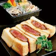 テイクアウトの『ビーフカツサンド』4000円（＋税）も好評。A4・A5の黒毛和牛ヒレ肉150gを贅沢なビーフカツにし、特製デミソースをつけてパンでサンド。接待時のゲストのお土産などに、ぜひどうぞ!