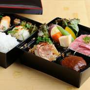 極上肉でつくる絶品ハンバーグ、A5黒毛和牛のステーキ、旬野菜が入った『白鷺』をはじめ、豪華なお弁当も販売。冷めても驚くほどおいしい丹波産コシヒカリのごはんも評判です。ご利用方法の詳細は店のHPに。