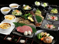 50cm前の鉄板で作られる迫力ある料理！
伊勢海老や特選黒毛和牛のステーキの鉄板焼がメインのコース。
