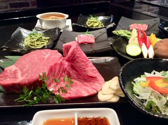 お肉好きにはタマらない(^O^)
特選黒毛和牛ヒレとサーロインの食べ比べ！
