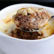 神戸牛や九州産黒毛和牛を使った人気No.1メニュー。黄金比に仕上げた肉の旨みがほとばしるハンバーグに、秘伝のベシャメルソースと濃厚な特製デミソースが絡み、この上ないおいしさ！　コースの一品にも登場。