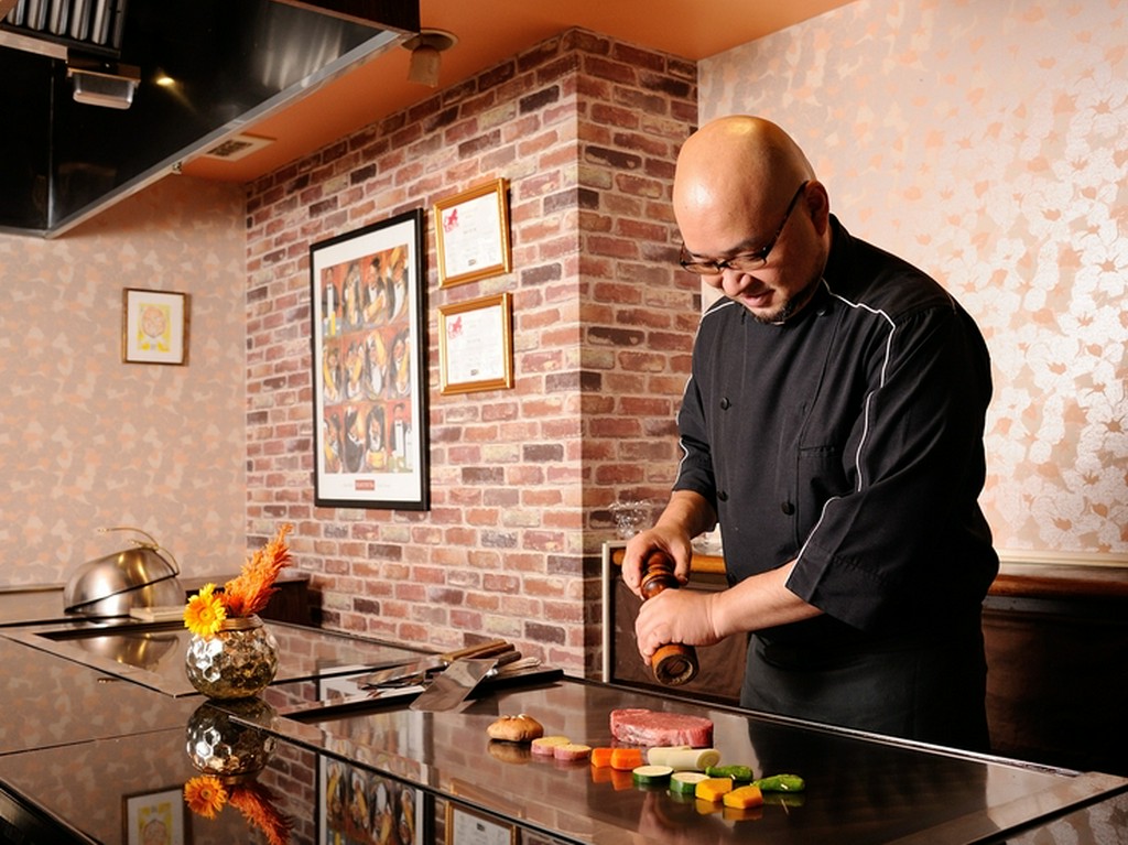 おいしい鉄板焼と店で過ごす時間をトータルに楽しく演出