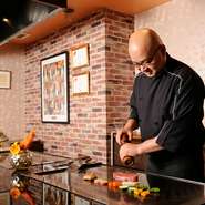 高級食材を満喫できる鉄板焼店ですが、雰囲気はとてもアットホーム。初めてのお客様にも自然体で過ごしていただけるよう、店主が楽しいトークで盛り上げ、料理・空間・時間のトータルな満足感をお届けしています。