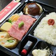 ・厳選黒毛和牛ステーキ
・幸せのハンバーグ
・卵焼き
・コールスロー
・野菜とチーズのささみフライ
・ポテトサラダ
・コシヒカリ