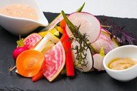 8種類の野菜を使用！特製バーニャカウダーソースは絶品です！