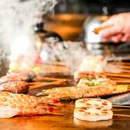 旬の味わいを存分に堪能できる新鮮食材がズラリ。皿からはみ出しそうな「アスパラ」や、手のひらサイズの大きな徳島産「椎茸」、プリッとした食感の「天然ブラックタイガー」など、満足度の高い味わいに出合えます。