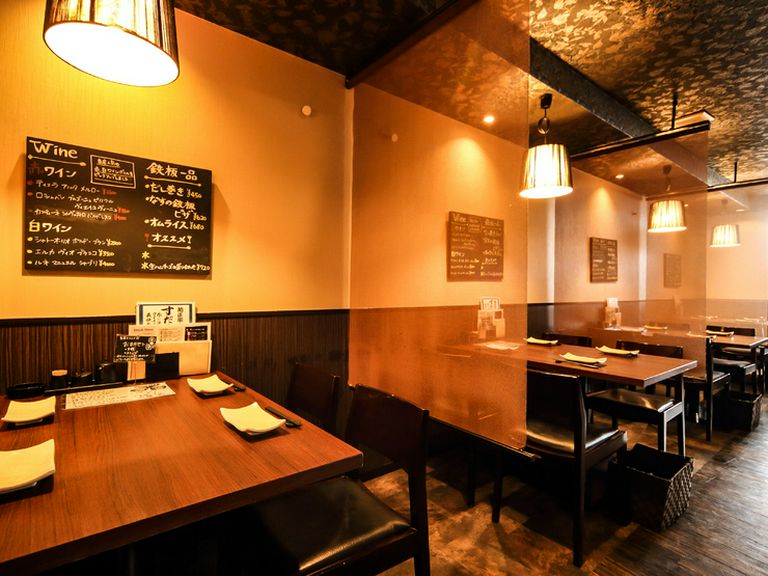 阪急三宮駅スグの鉄板串焼き店。居心地の良い席でゆっくり過ごす
