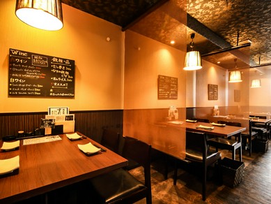 阪急三宮駅スグの鉄板串焼き店。居心地の良い席でゆっくり過ごす