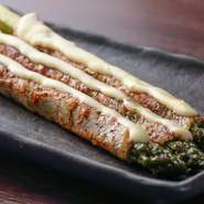 豚バラと野菜からしたたるジューシーな焼き汁が旨い逸品。皿からはみ出すほど大きな素材はインパクト大。素材のシャキッとした食感が残した絶妙な焼き加減が堪りません。自家製タルタルマヨソースがよく合います。