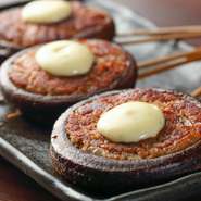 「椎茸って美味しいんだ！」と驚くゲストも多い人気串。ハンバーグのようなボリューム感と肉汁のあふれる逸品です。美しい円形の徳島県産椎茸に詰めた合いびき肉が、マヨネーズベースの特製ダレによく合います。